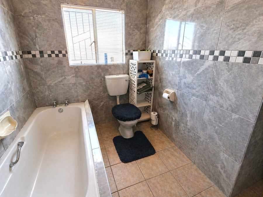 4 Bedroom Property for Sale in Langenhovenpark Free State